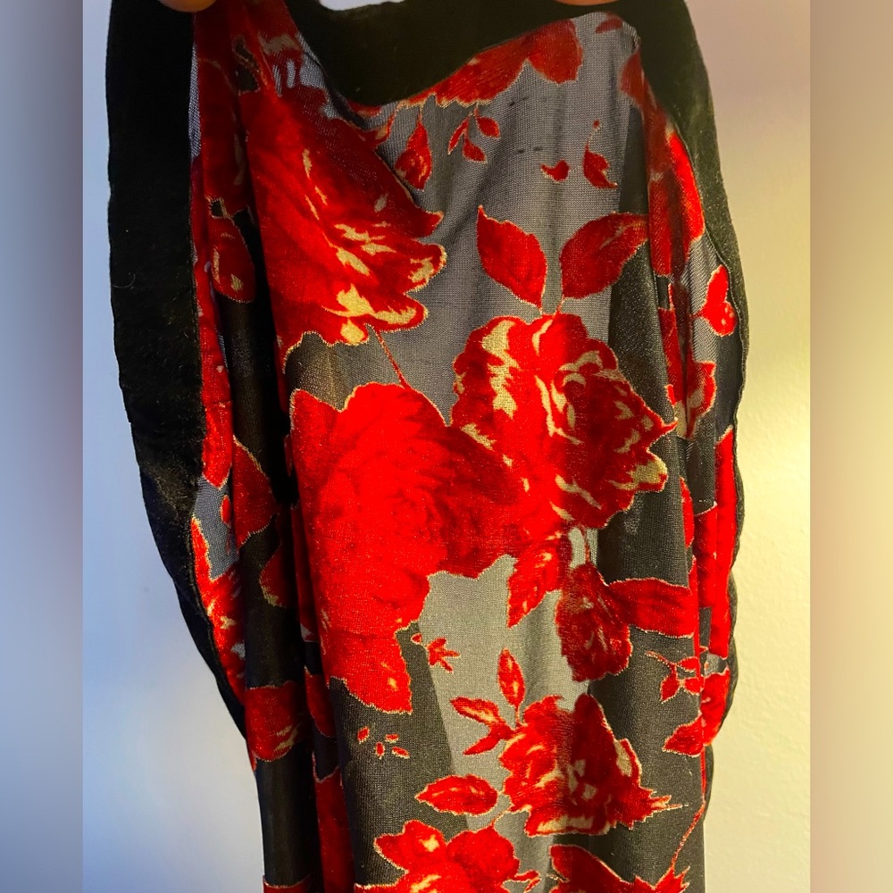 ❤️ Exquisite vintage vibrant red velvety flowers black midi skirt